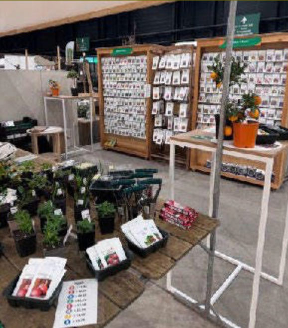 Bustling at Vreeken's – bulbs and tubers everywhere!